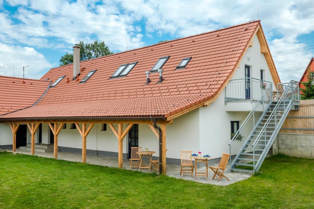 Apartmany Jedovary Trhove Sviny Екстер'єр фото