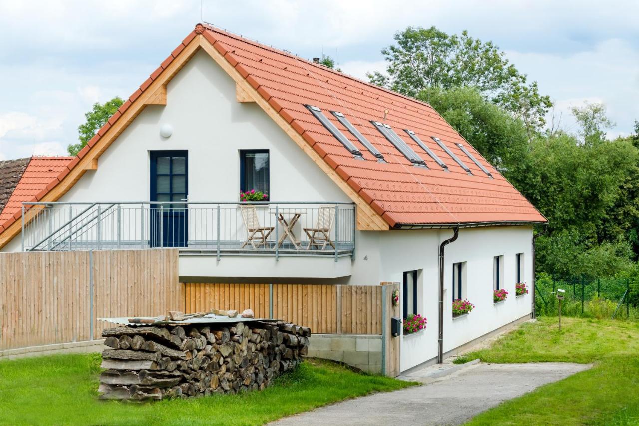 Apartmany Jedovary Trhove Sviny Екстер'єр фото