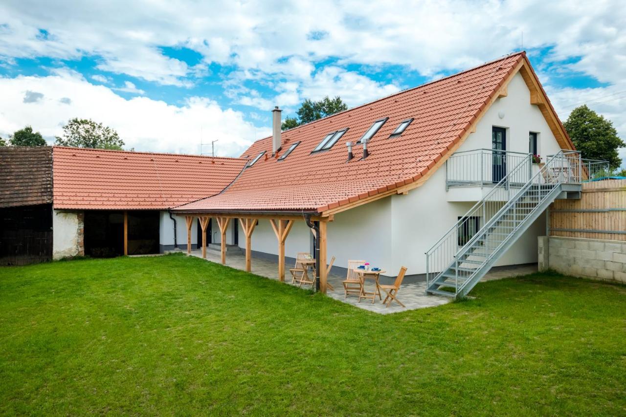 Apartmany Jedovary Trhove Sviny Екстер'єр фото